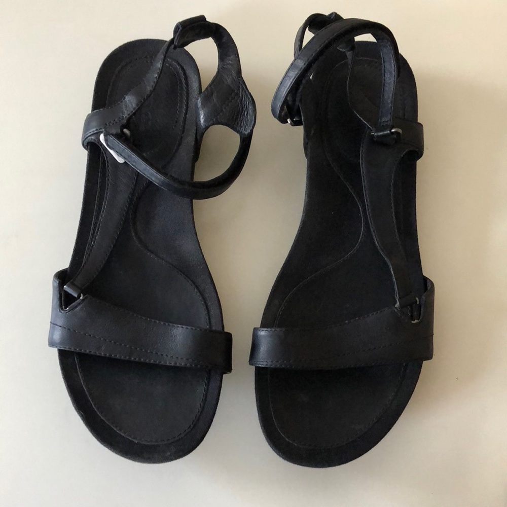 NWOT black Teva sandals